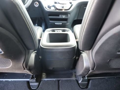 Used 2026 Chrysler Pacifica Select image 30