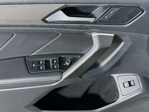 Used 2024 Volkswagen Tiguan SE image 13