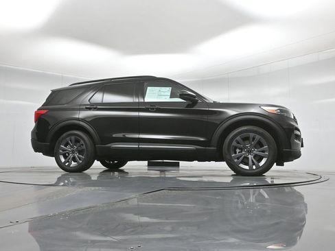 Certified 2022 Ford Explorer XLT w/ Equipment Group 202A image 4