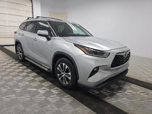 Used 2021 Toyota Highlander XLE FWD image 2