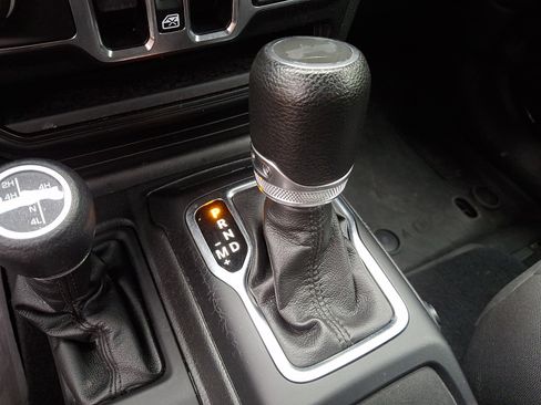 Certified 2023 Jeep Wrangler Unlimited w/ Convenience Group AWD/4WD image 15