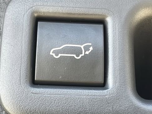 Used 2025 Toyota Highlander Platinum image 29