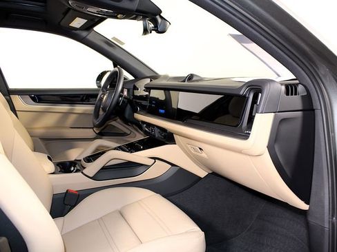 Certified 2025 Porsche Cayenne AWD/4WD image 27