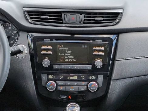 Used 2017 Nissan Rogue SV FWD image 18