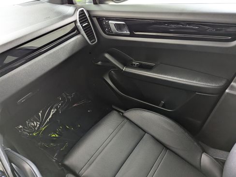 Used 2023 Porsche Cayenne AWD/4WD image 11