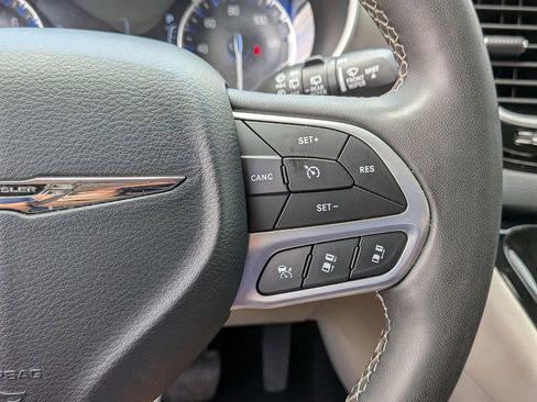 Used 2024 Chrysler Pacifica Touring-L image 18