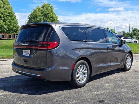 Certified 2023 Chrysler Pacifica Touring-L FWD image 7