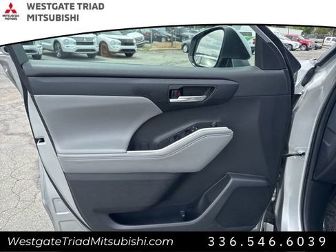 Used 2024 Toyota Highlander XLE AWD/4WD image 7