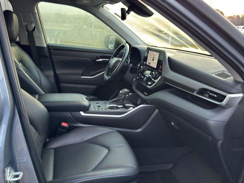 Used 2023 Toyota Highlander XLE image 10