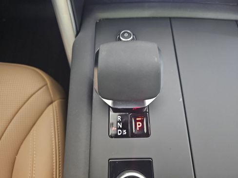 Certified 2025 Land Rover Discovery Dynamic SE image 24