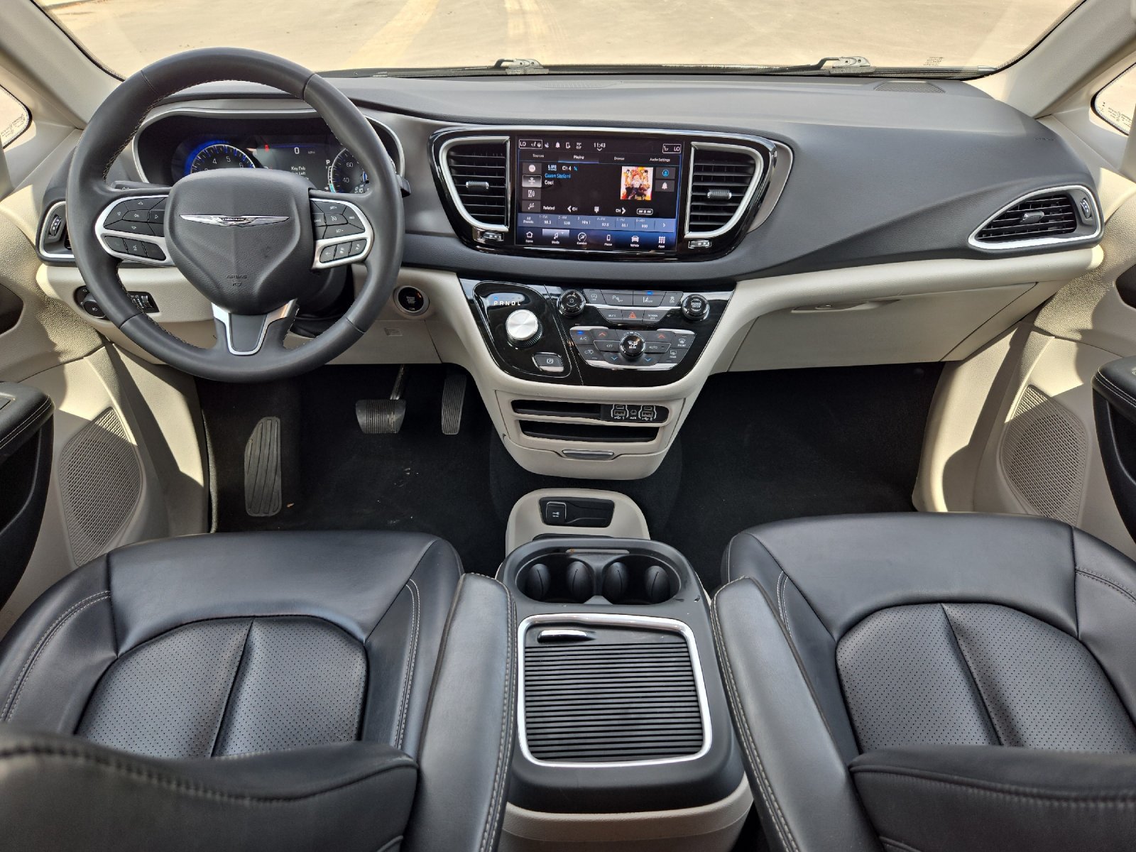 Used 2023 Chrysler Pacifica Touring-L FWD image 12