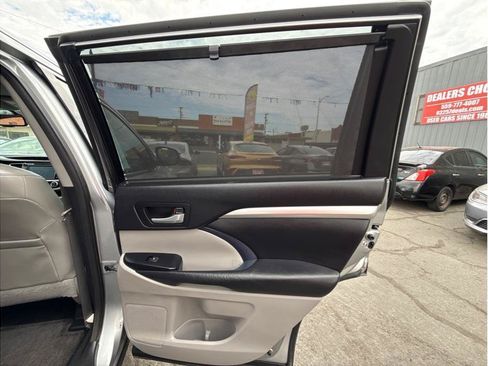 Used 2015 Toyota Highlander XLE FWD image 12