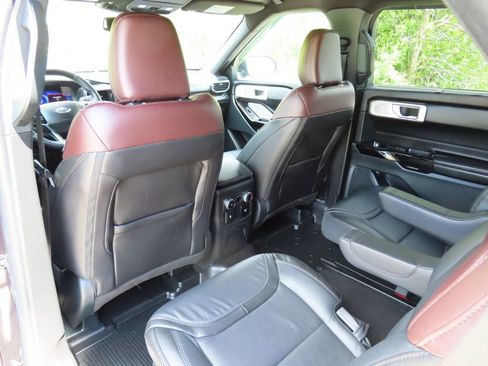 Used 2023 Ford Explorer Platinum w/ Technology Package AWD/4WD image 32