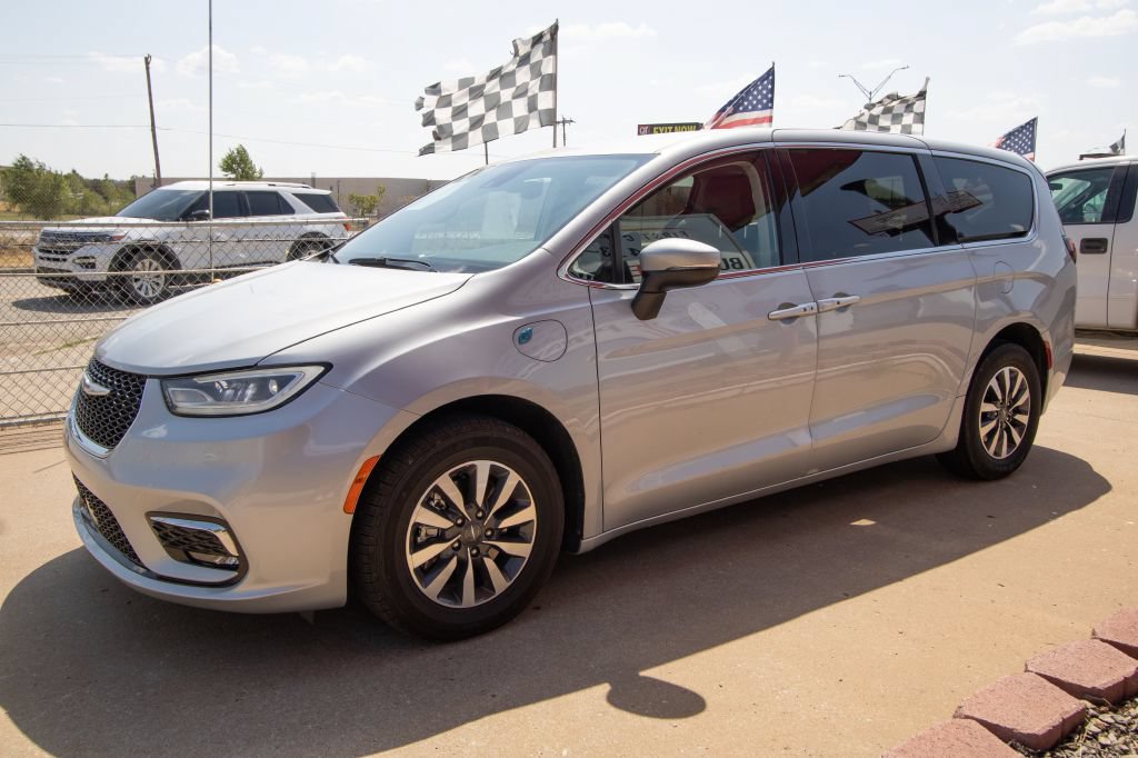 Used 2023 Chrysler Pacifica Touring-L FWD image 5