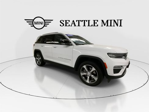 Used 2022 Jeep Grand Cherokee Limited 4xe w/ Luxury Tech Group II image 2