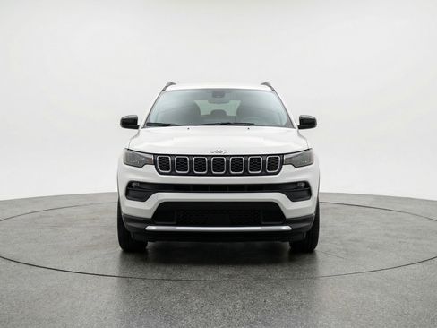 Used 2025 Jeep Compass Latitude image 2