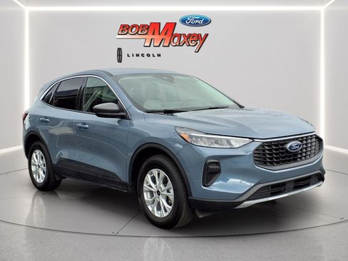 Used 2023 Ford Escape Active w/ Tech Pack #1 AWD/4WD image 3