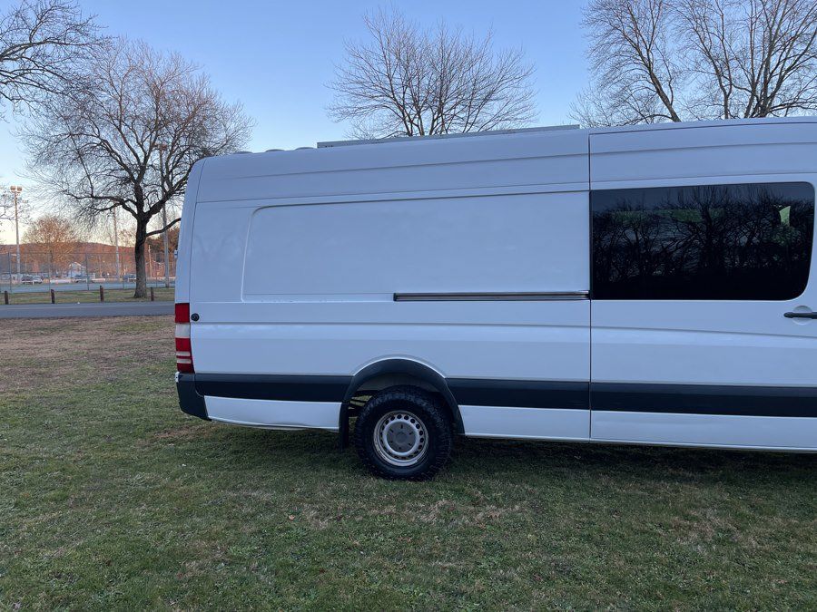 Used 2011 Freightliner Sprinter 2500 RWD image 28