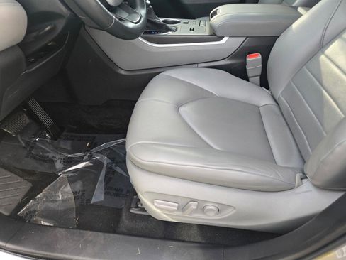 Used 2022 Toyota Highlander XLE image 24