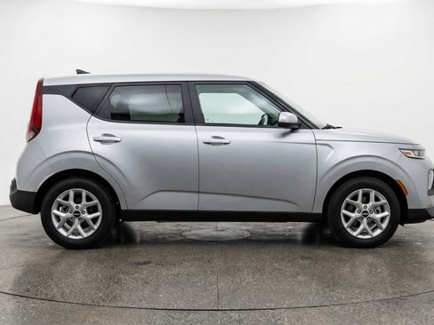 Used 2025 Kia Soul LX w/ LX Technology Package FWD image 11