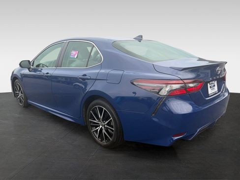 Used 2024 Toyota Camry SE w/ Cold Weather Package AWD/4WD image 2