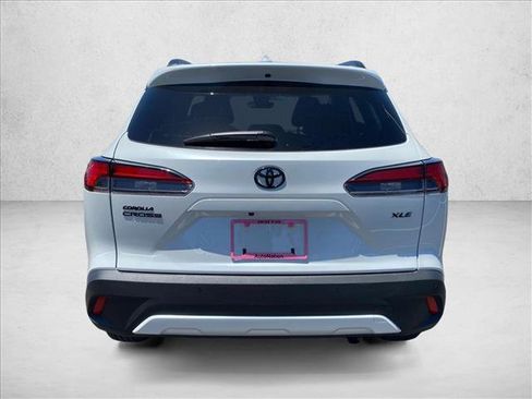 Used 2022 Toyota Corolla Cross XLE w/ Convenience Package FWD image 8