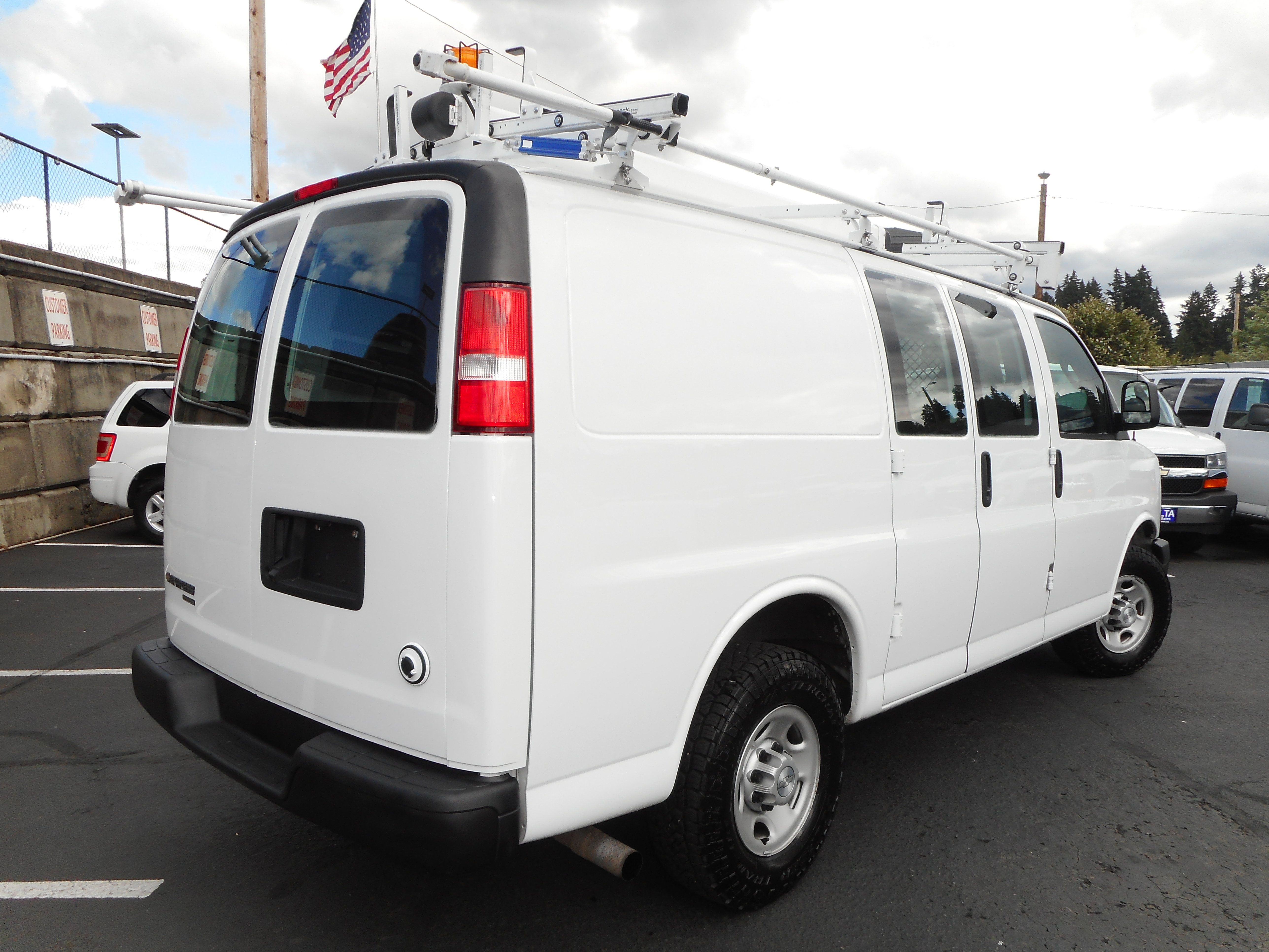 Used 2016 Chevrolet Express 2500 RWD image 9