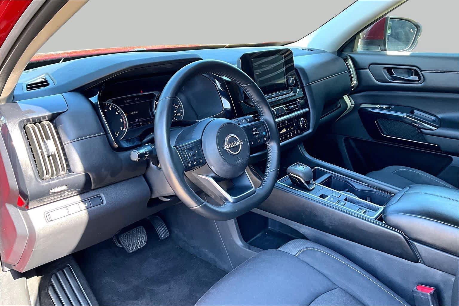 Used 2024 Nissan Pathfinder SV w/ SV Premium Package FWD image 17