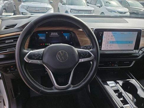 Used 2025 Volkswagen Atlas SE image 17