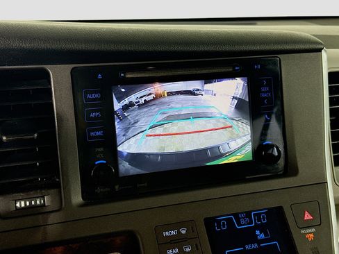 Used 2017 Toyota Sienna LE FWD image 19