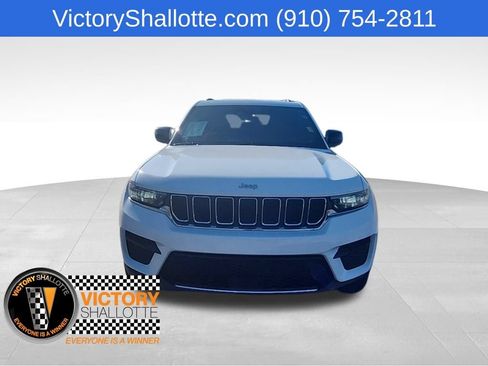 Certified 2025 Jeep Grand Cherokee Laredo AWD/4WD image 13