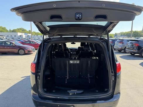 Used 2018 Chrysler Pacifica Touring-L Plus FWD image 12