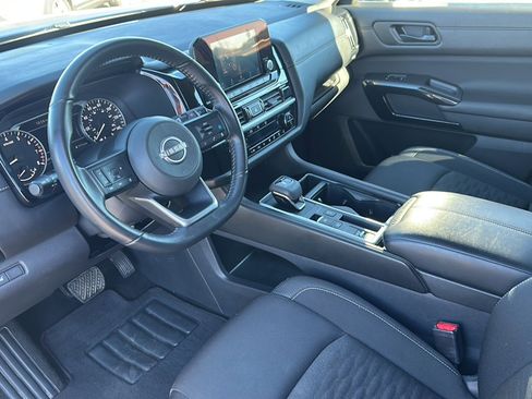 Used 2025 Nissan Pathfinder SV image 12