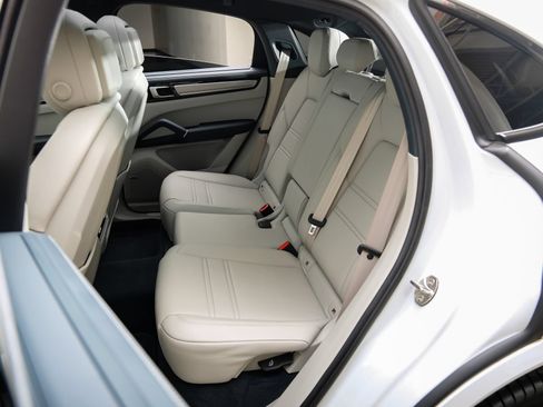 Used 2022 Porsche Cayenne S AWD/4WD image 32