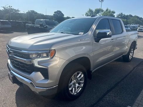 Used 2022 Chevrolet Silverado 1500 LT AWD/4WD image 3