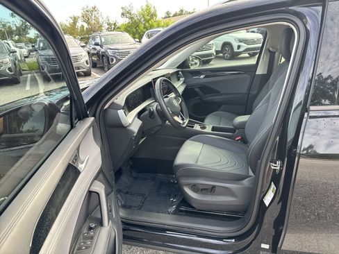 Used 2025 Volkswagen Tiguan SE FWD image 10