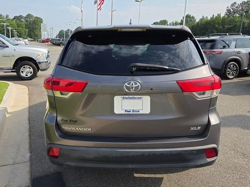 Used 2019 Toyota Highlander XLE FWD image 11