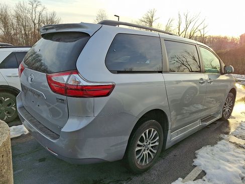 Used 2018 Toyota Sienna XLE image 4