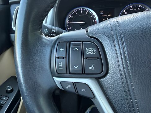 Used 2017 Toyota Highlander XLE FWD image 16