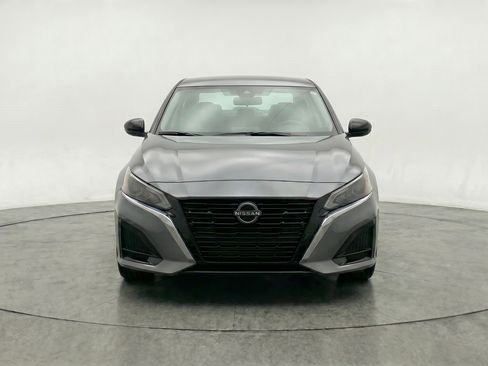 Used 2025 Nissan Altima 2.5 SV FWD image 2