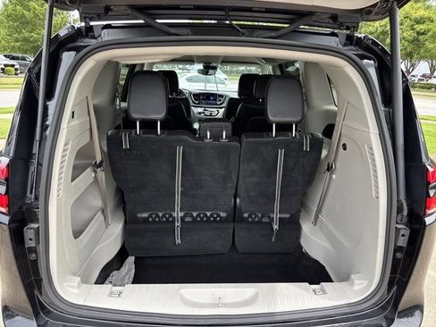 Used 2024 Chrysler Pacifica Touring-L FWD image 7