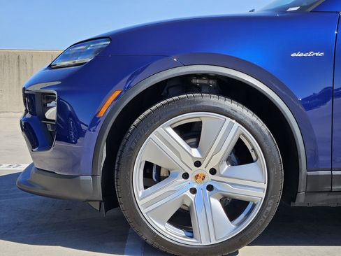 Certified 2024 Porsche Macan 4 Electric image 13