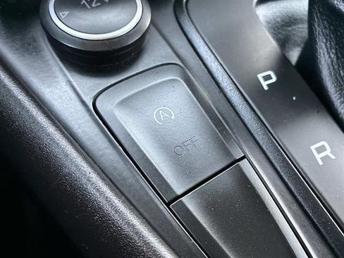 Certified 2018 Ford Focus SE w/ SE Appearance Package image 27