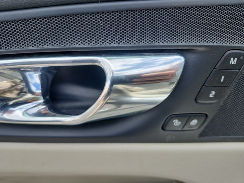 Used 2018 Volvo XC60 T5 Momentum w/ Convenience Package AWD/4WD image 18
