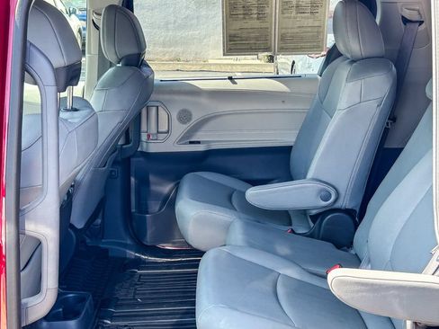 Used 2024 Toyota Sienna XLE w/ XLE Plus Package FWD image 19