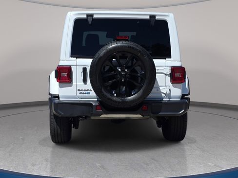 Used 2025 Jeep Wrangler Unlimited Sahara AWD/4WD image 7