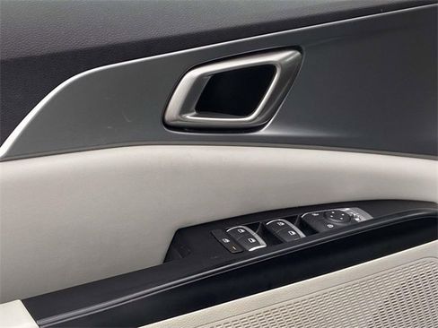 Used 2023 Kia Carnival LX image 11