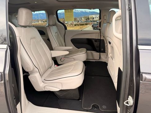 Used 2021 Chrysler Pacifica Limited image 26