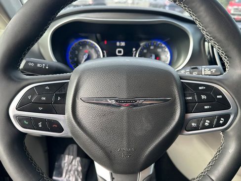 Used 2022 Chrysler Pacifica Touring-L image 37