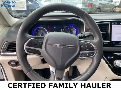 Used 2024 Chrysler Pacifica Touring-L image 30